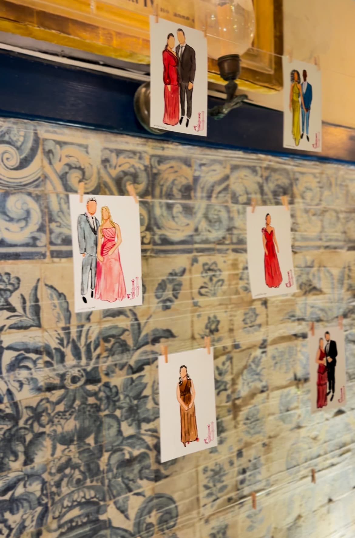Aquarelas em exposição após serem pintadas ao vivo